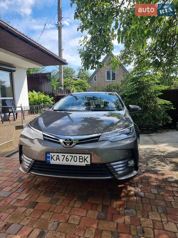 Седан Toyota Corolla 2018 в Киеве
