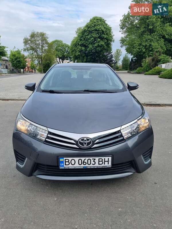 Седан Toyota Corolla 2015 в 
