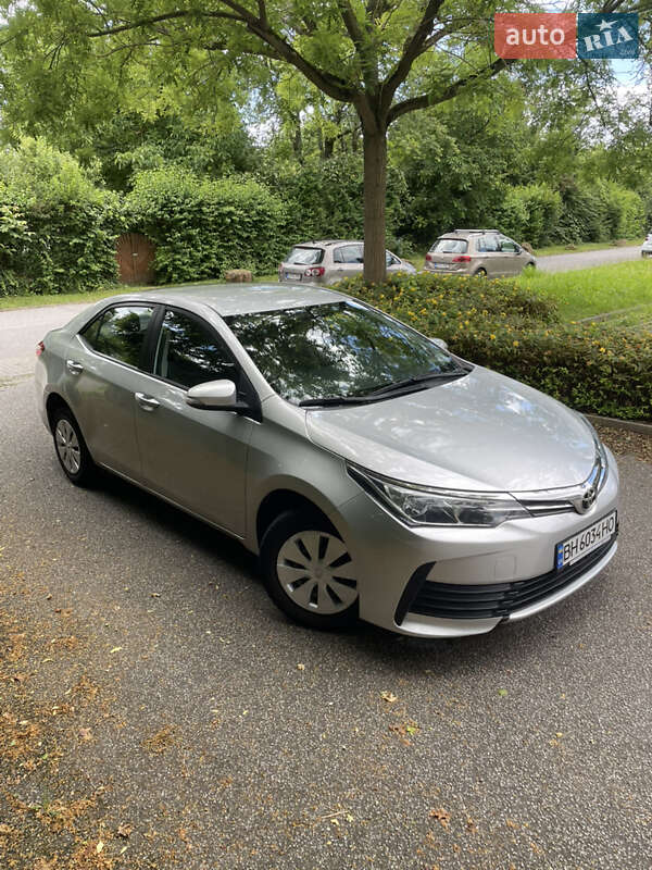 Седан Toyota Corolla 2017 в Умани