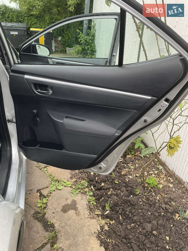 Седан Toyota Corolla 2017 в Умани