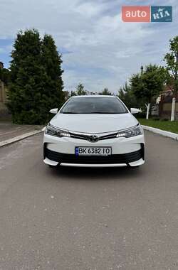 Седан Toyota Corolla 2017 в Ровно