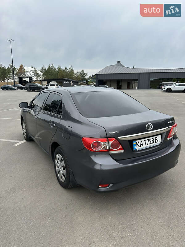 Седан Toyota Corolla 2013 в Киеве