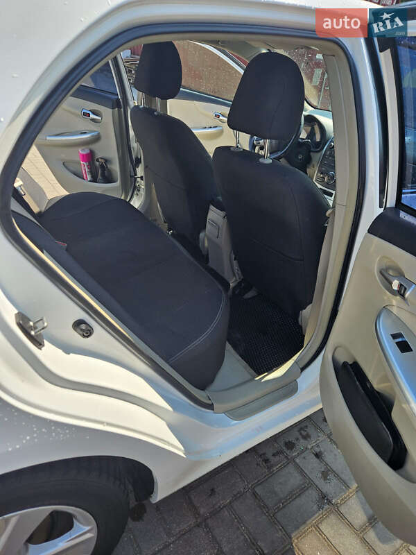 Седан Toyota Corolla 2013 в Желтых Водах