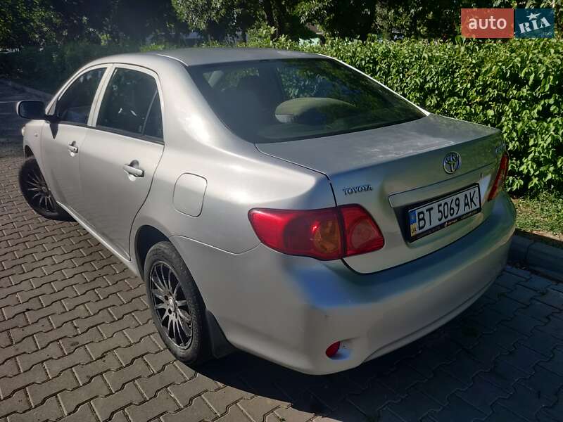 Седан Toyota Corolla 2008 в Черновцах
