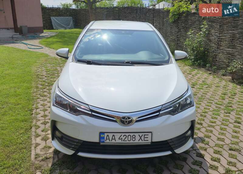 Седан Toyota Corolla 2016 в Киеве