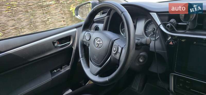 Седан Toyota Corolla 2016 в Киеве