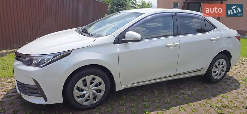Седан Toyota Corolla 2016 в Киеве