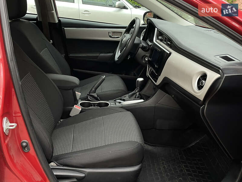Седан Toyota Corolla 2018 в Луцке