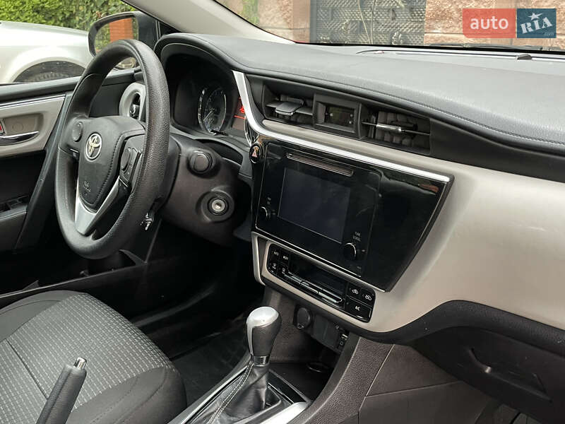 Седан Toyota Corolla 2018 в Луцке
