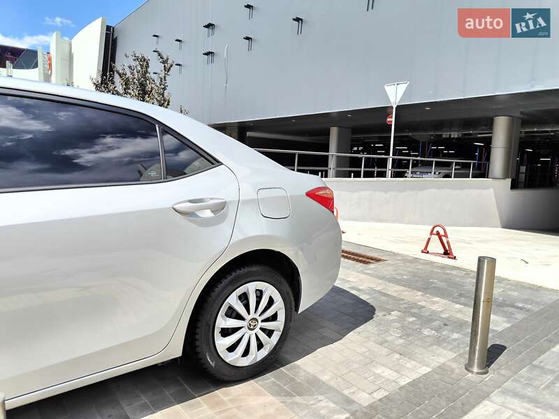 Седан Toyota Corolla 2019 в Киеве
