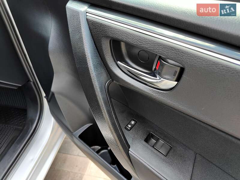 Седан Toyota Corolla 2019 в Киеве