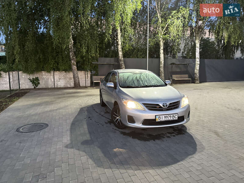 Седан Toyota Corolla 2010 в Миргороді