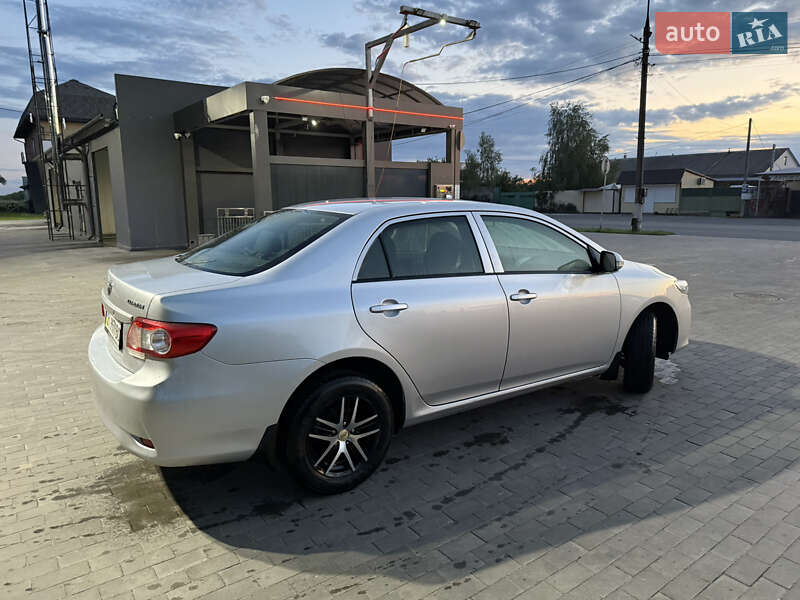 Седан Toyota Corolla 2010 в Миргороді