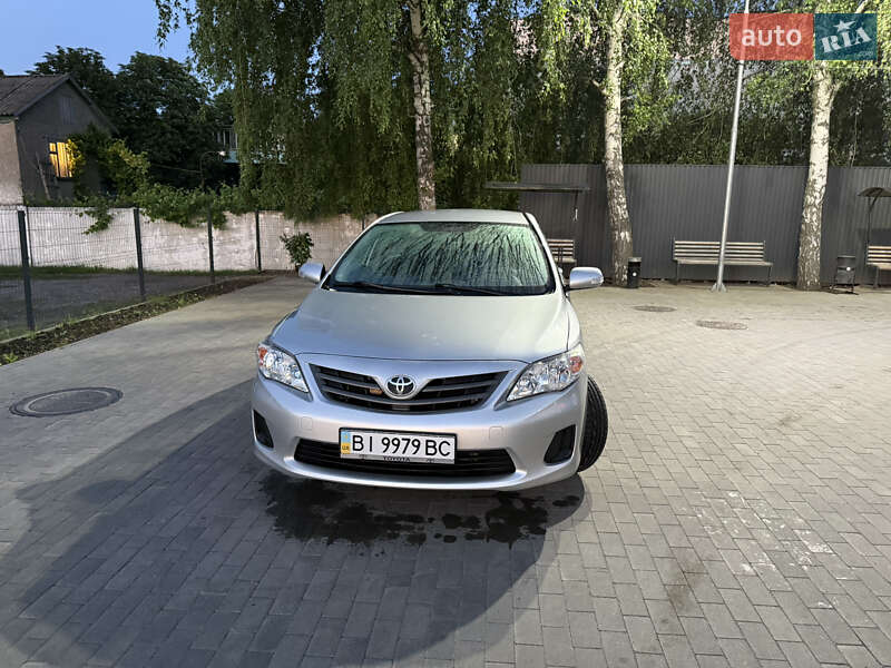 Седан Toyota Corolla 2010 в Миргороді