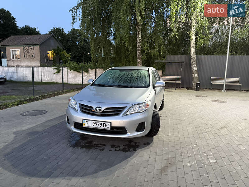 Седан Toyota Corolla 2010 в Миргороді