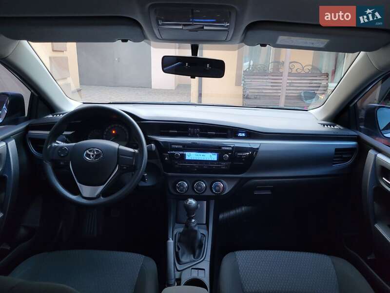 Седан Toyota Corolla 2014 в Миргороде