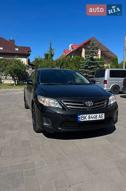 Седан Toyota Corolla 2011 в Ровно