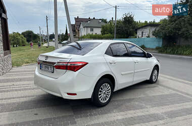 Седан Toyota Corolla 2015 в 