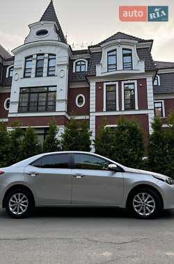 Седан Toyota Corolla 2015 в Ужгороді