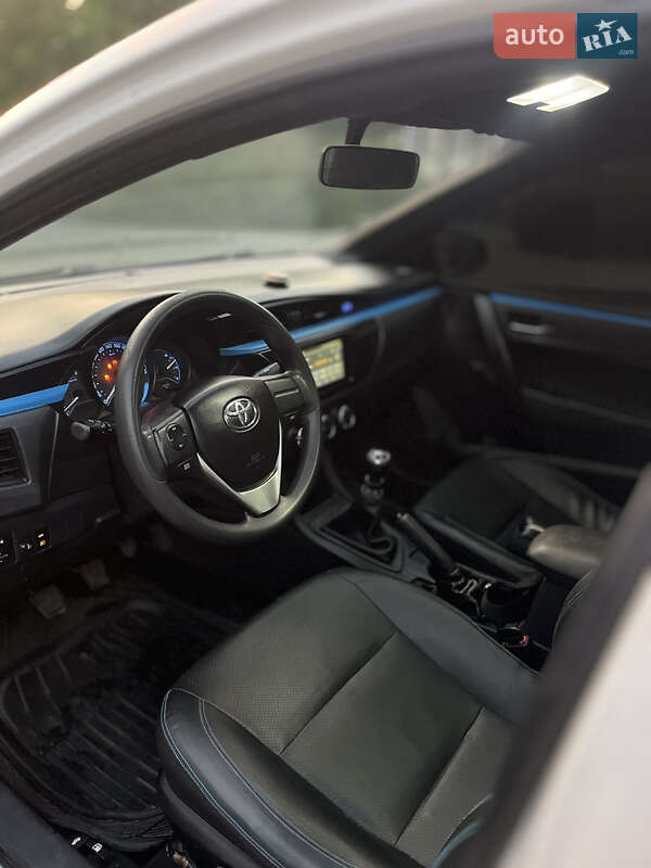 Седан Toyota Corolla 2016 в Павлограді