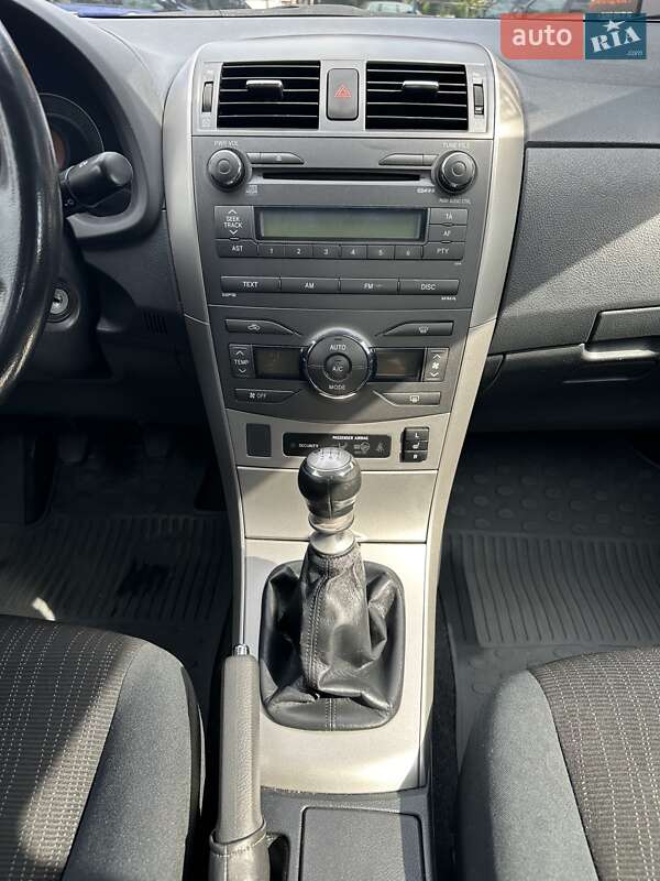 Седан Toyota Corolla 2008 в Полтаве