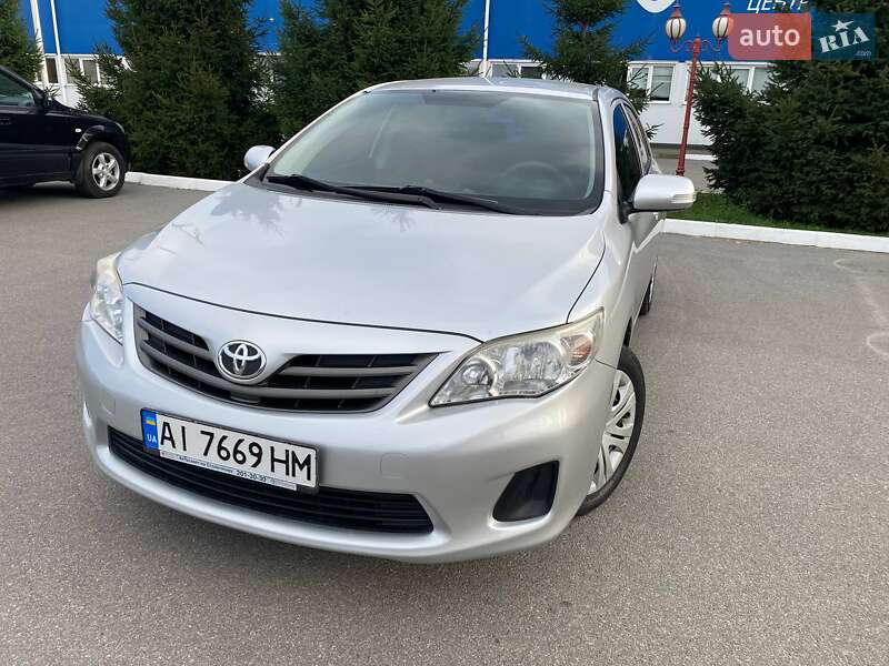 Седан Toyota Corolla 2011 в Богуславе