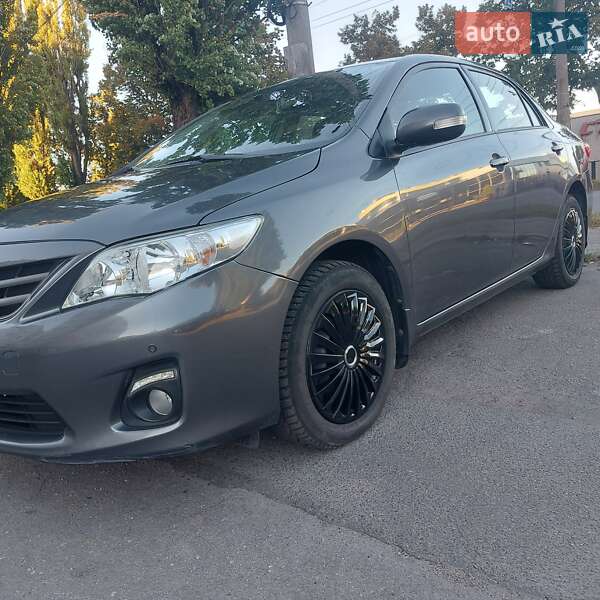 Седан Toyota Corolla 2013 в Чернигове