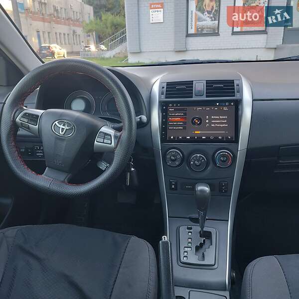 Седан Toyota Corolla 2013 в Чернигове