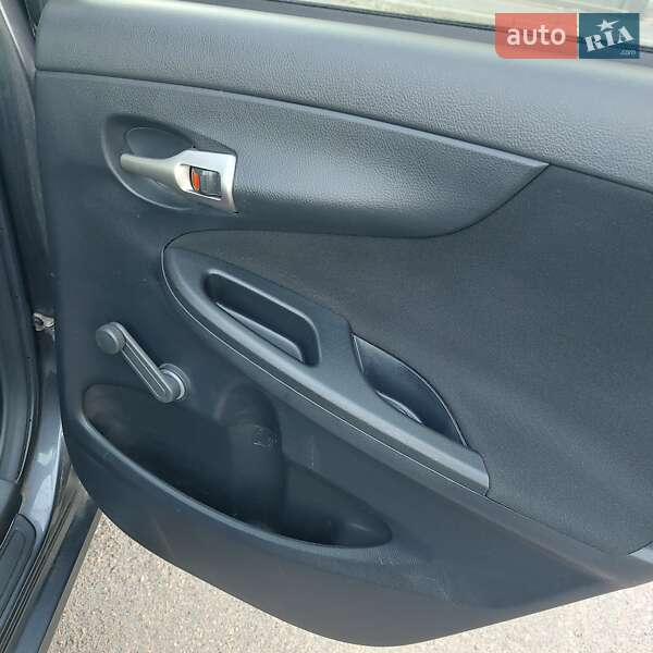 Седан Toyota Corolla 2013 в Чернигове