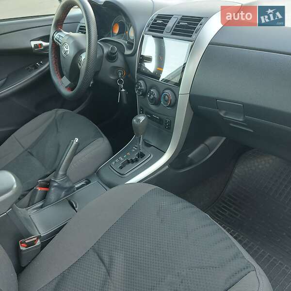 Седан Toyota Corolla 2013 в Чернигове