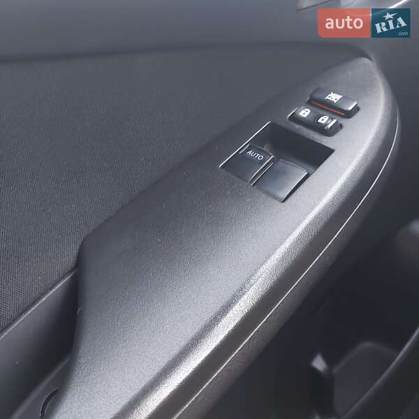 Седан Toyota Corolla 2013 в Чернигове