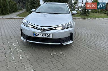 Седан Toyota Corolla 2016 в Киеве