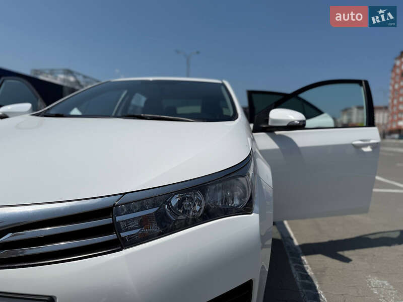 Седан Toyota Corolla 2015 в Івано-Франківську