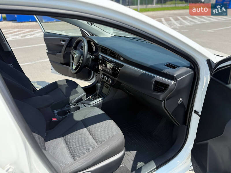 Седан Toyota Corolla 2015 в Івано-Франківську