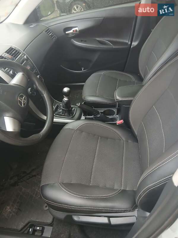 Седан Toyota Corolla 2011 в Кременчуге