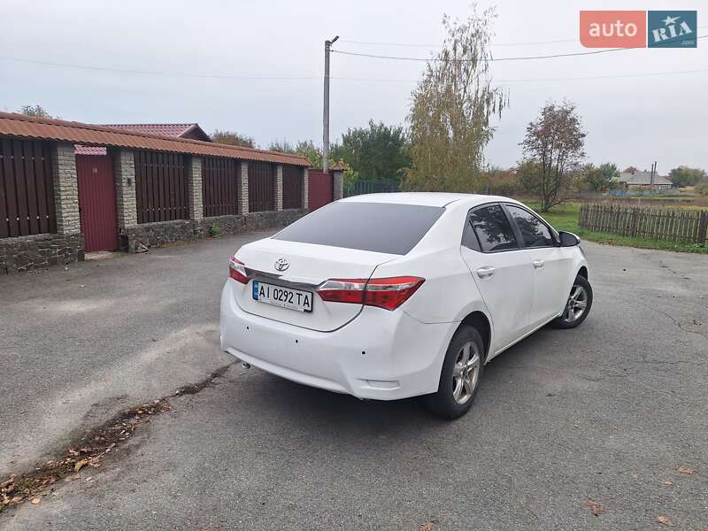 Седан Toyota Corolla 2013 в Киеве
