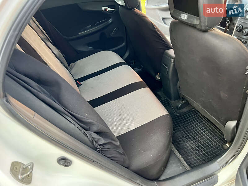 Седан Toyota Corolla 2012 в Львові