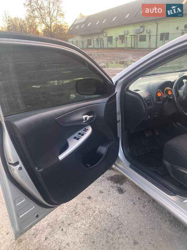 Седан Toyota Corolla 2010 в Львові