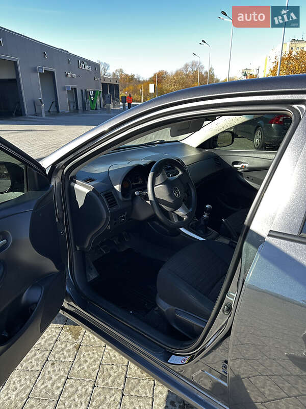 Седан Toyota Corolla 2011 в Львові