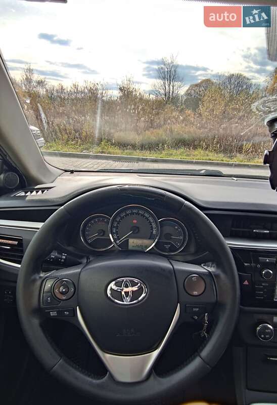 Седан Toyota Corolla 2013 в Львове