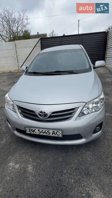 Седан Toyota Corolla 2011 в Ровно