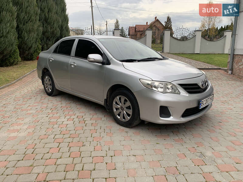 Седан Toyota Corolla 2011 в Дрогобыче