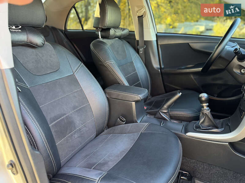 Седан Toyota Corolla 2011 в Самборе