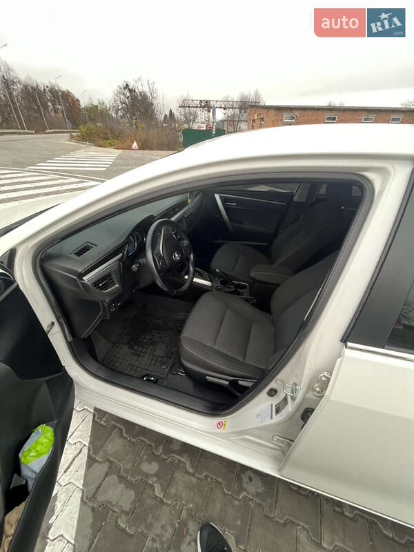 Седан Toyota Corolla 2013 в Тульчине