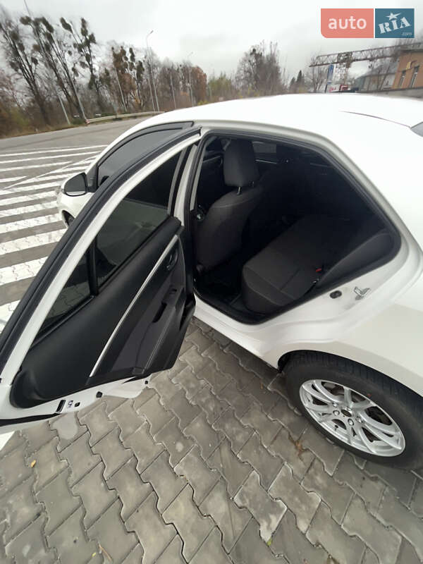 Седан Toyota Corolla 2013 в Тульчине