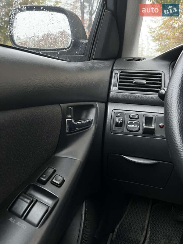 Универсал Toyota Corolla 2003 в Черновцах