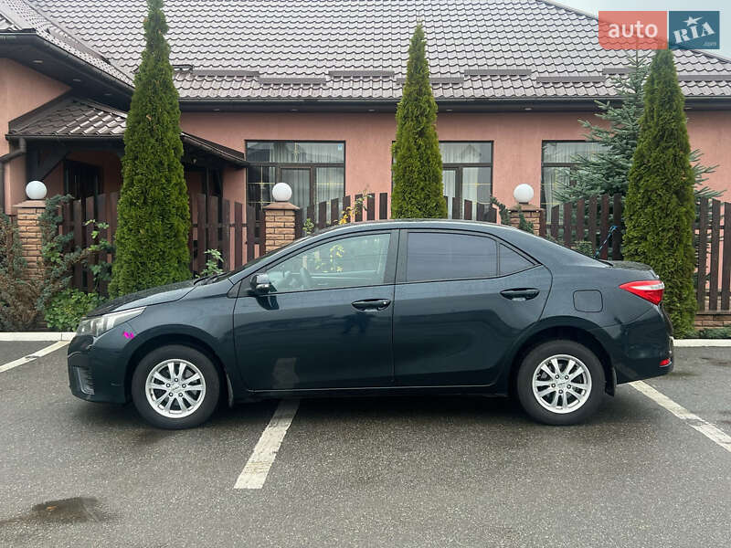 Седан Toyota Corolla 2013 в Киеве