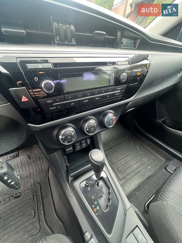 Седан Toyota Corolla 2013 в Киеве