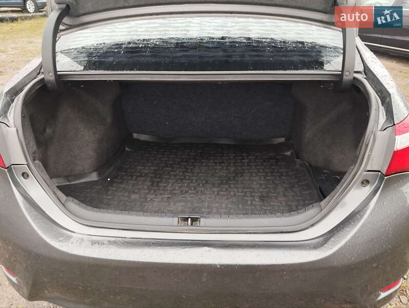 Седан Toyota Corolla 2013 в Львові фото 19 Седан Toyota Corolla 2013 в Львові