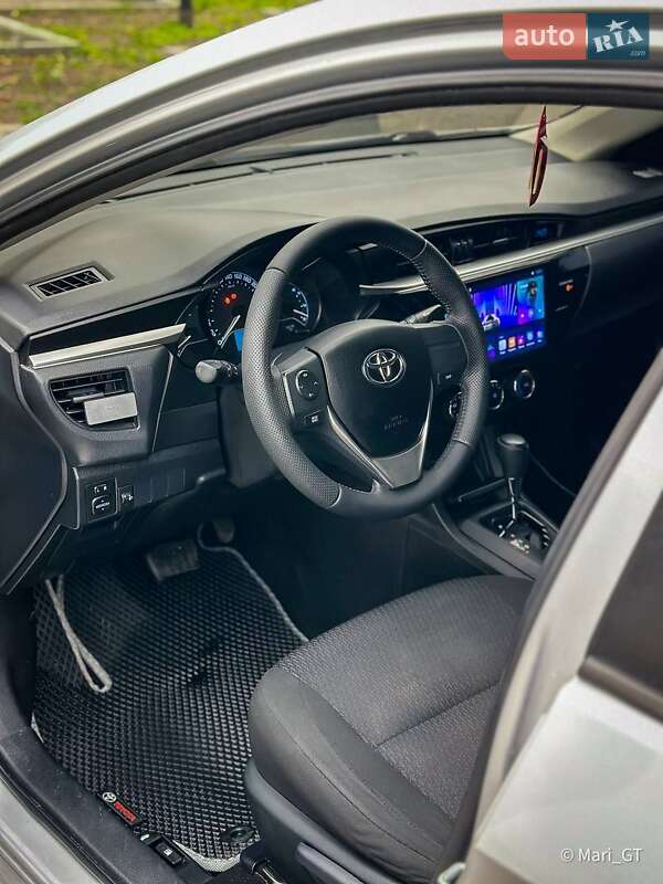 Седан Toyota Corolla 2014 в Днепре